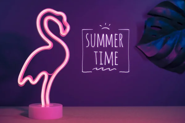 Sommerzeit mit rosa Flamingo und Monsterblatt mit neonrosa — Stockfoto