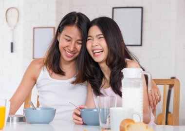 Mutlu Asya lezbiyen kadın çift var kahvaltı at ev içinde Morn