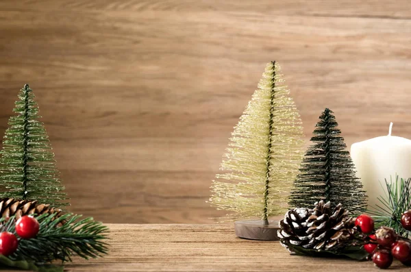 Decorazione albero di Natale su tavolo in legno con copia space.pine con — Foto Stock