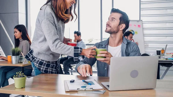 Kvinna designer köpa kaffekopp till kollega på moderna kontor i m — Stockfoto