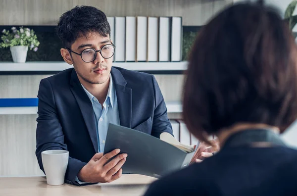 Intervjuare se kvalificering av intervju kandidat som gäller — Stockfoto