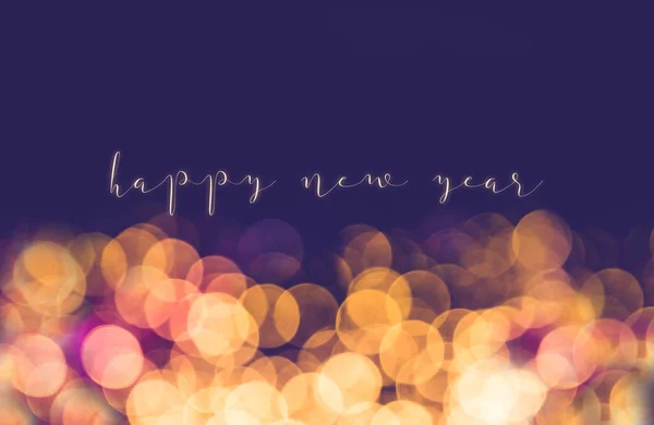 新年快乐字体在五颜六色的散景光背景。 — 图库照片