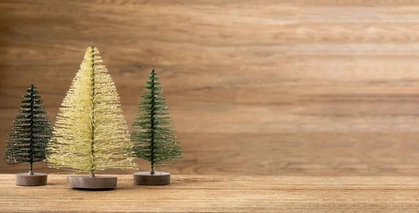 Albero di Natale su tavolo in legno con parete in legno per allegro chirstma — Foto Stock