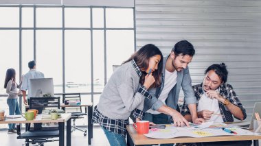 Tasarımcı ile yaratıcı designe ekibi brainstrom markaprojesi 