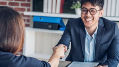 mülakat adayı congraduation ile işadamı el sıkışma 