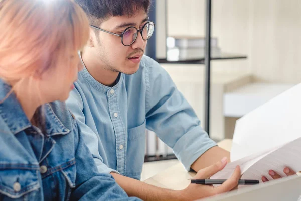 Creative designer team casual möte och brainstroming på skrivbordet — Stockfoto