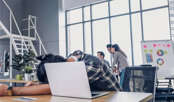Креативный дизайнер уснул во время напряженной работы с ноутбуком — стоковое фото
