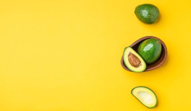 organik avokado ahşap kase tohum ve bütün meyve ile yarım kesilmiş