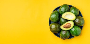 organik avokado yarım tohum ve tabak ta bütün meyve ile kesilmiş 