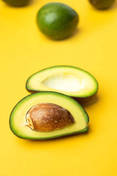 Organik avokado ve tohum yarım dilim ve sarı ta bütün meyve — Stok fotoğraf
