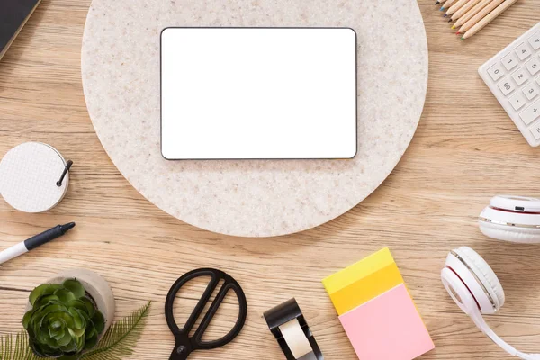 Tablet mock upp på skrivbordet bord övre vy med brevpapper, inte — Stockfoto