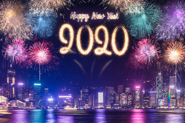 Feliz ano novo 2020 fogos de artifício sobre a paisagem urbana edifício perto do mar em — Fotografia de Stock