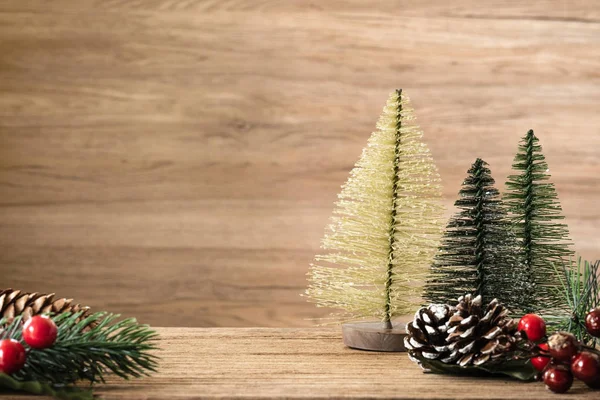 Decorazione albero di Natale su sfondo tavolo di legno con copia spa — Foto Stock