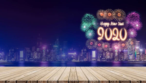 Feliz ano novo 2020 fogos de artifício sobre paisagem urbana à noite com vazio — Fotografia de Stock