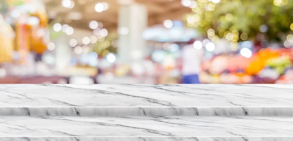 Порожній крок білий мармуровий стіл зверху їжі стоїть з розмитим супермаркетом — стокове фото