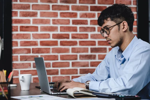 Asiático empresário woking com laptop e papel trabalho na mesa em — Fotografia de Stock