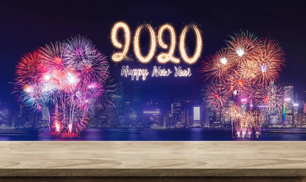 新年快乐 2020 烟花在城市景观的夜晚与空 — 图库照片