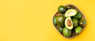 organik avokado bambu ba tohum ve bütün meyve ile yarım kesilmiş