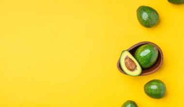 organik avokado ahşap kase tohum ve bütün meyve ile yarım kesilmiş