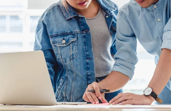 Närbild Creative designer team brainstorming i casual Meeting — Stockfoto