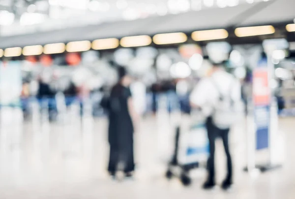 Fundo desfocado, Viajante com bagagem no Terminal Partida C — Fotografia de Stock