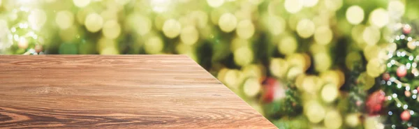 Mesa de madera Perspectiva con desenfoque Árbol de Navidad decorar cadena — Foto de Stock