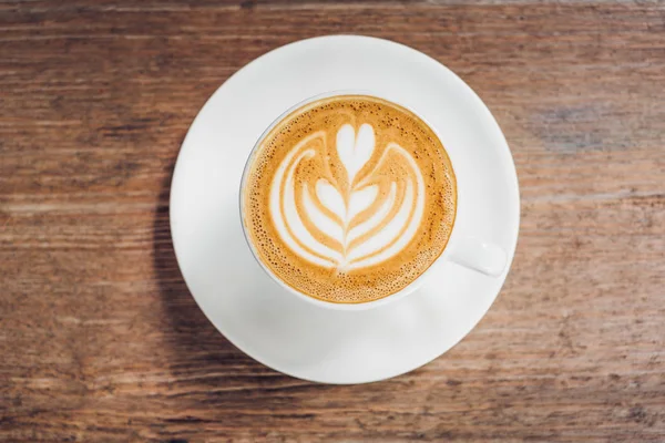 Kafede ahşap masada sıcak kapuçino kahve fincanı üst görünümü, gıda — Stok fotoğraf