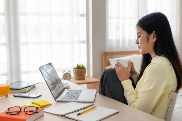 Asiatiska kvinnor frilansare läsa rapport om laptop och anteckna nej — Stockfoto