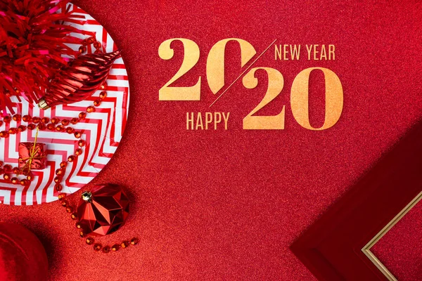 Buon Natale e felice anno nuovo 2020 su sfondo rosso.top vi — Foto Stock