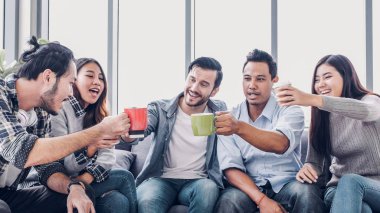 yaratıcı tasarımcı kahve molası almak ve o kahve fincanı kızartma