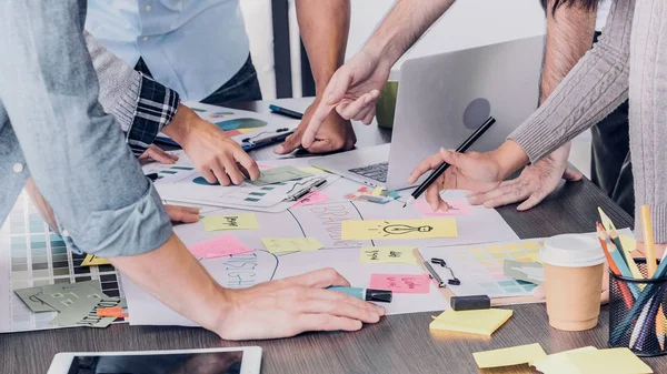 Primer plano diseñador creativo aplauden por el éxito laboral en la reunión ta — Foto de Stock