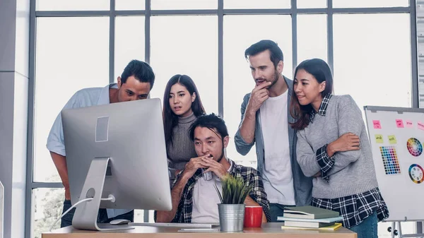 Equipo director creativo a la espera de buenas noticias del proyecto con des — Foto de Stock