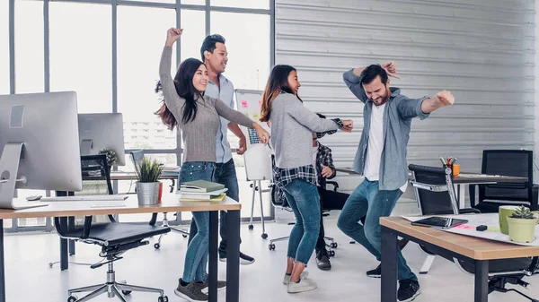 Grupo de diseñador creativo bailando en la oficina con sensación de relax —  Fotos de Stock