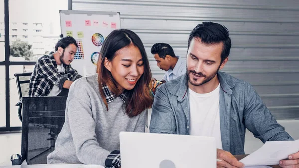 Creative designer casual möte med laptop på skrivbordet på modern o — Stockfoto