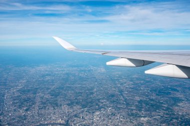 Bulut ve gökyüzü ve AI uçak kanadı ile karadan havadan görünümü