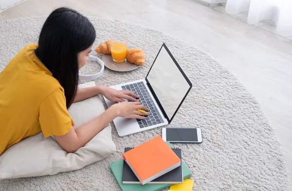 Asiatico femmina freelancer lavoro su computer portatile a home.woman — Foto Stock