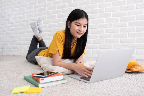 亚洲女性自由职业者在家里的笔记本电脑工作。 — 图库照片