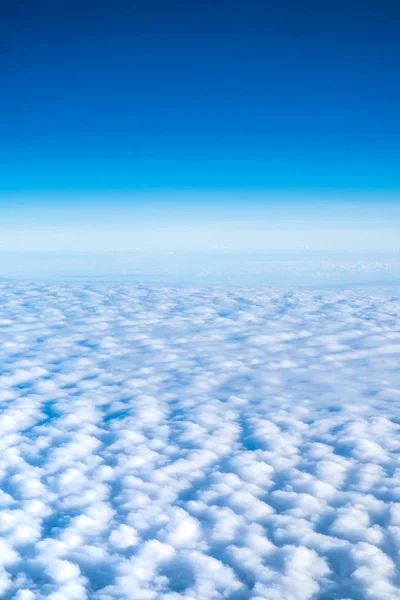 Blue sky και Cloud Top view από το παράθυρο του αεροπλάνου, φύση λεμονάτα — Φωτογραφία Αρχείου