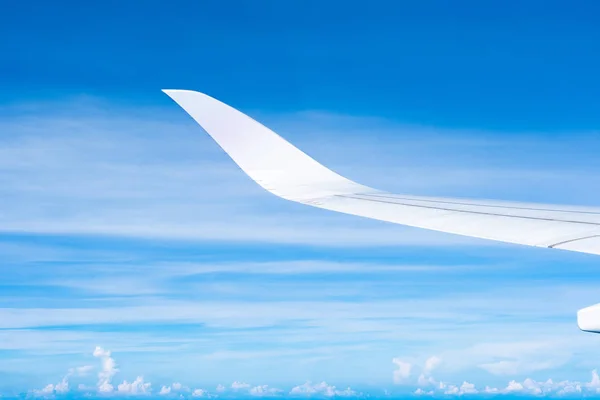 Widok z lotu ptaka chmury i niebo i ziemię z skrzydło samolotu z ai — Zdjęcie stockowe