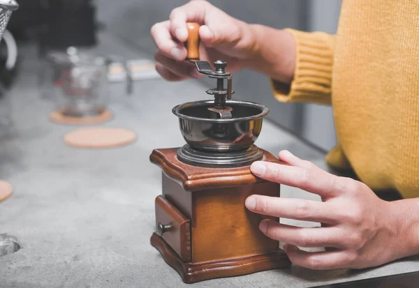 Jovem mulher asiática moagem de café em um moedor de café vintage — Fotografia de Stock