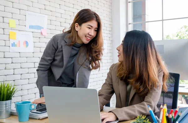 Dos asiático mujer de negocios trabajando en portátil y discutir busines —  Fotos de Stock