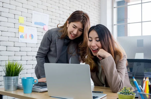 Feliz olor asiático mujer de negocios trabajando en el ordenador portátil y discutir —  Fotos de Stock