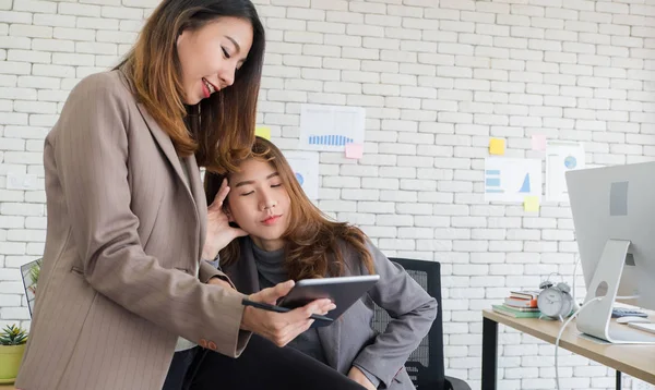 Dos asiático mujer de negocios análisis de estadísticas en la pantalla de la tableta, w —  Fotos de Stock