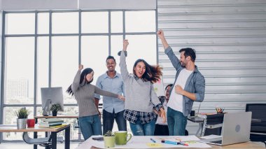 rahat lık hissi ile ofiste yaratıcı tasarımcı dans grubu 