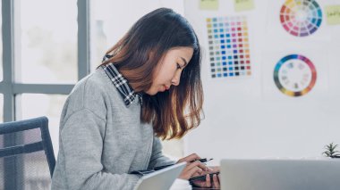 yaratıcı tasarımcı ekibi meeti başlamadan önce toplantı odasına yürümek