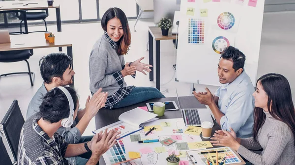 Kreativer Designer applaudiert für den Erfolg seiner Arbeit am Besprechungstisch — Stockfoto