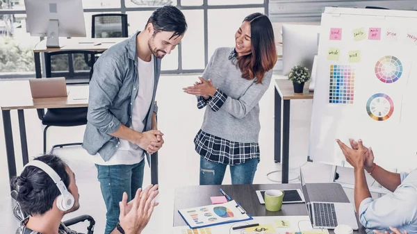 Perempuan kreatif direktur bos mengumumkan kepada desainer dan congratul — Stok Foto