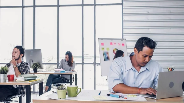 Grupo de diversidad diseñador creativo que trabaja en la oficina moderna bu —  Fotos de Stock