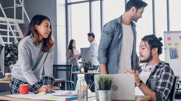 Diseñador creativo argumento de equipo en la mesa de reunión informal y caminar —  Fotos de Stock