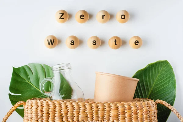 Zero waste concept.top view rieten zak met glazen fles en reu — Stockfoto